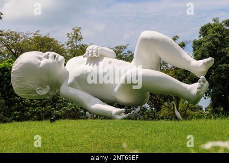 Marc Quinns Planet Skulptur (schwimmendes Baby) in Gardens by the Bay, Skulptur Stockfoto