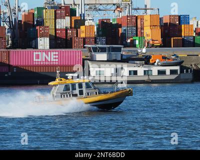 KRVE61 ist ein Hochgeschwindigkeits-Lotsenschiff, das hier im Hafen von Rotterdam, Niederlande, zu sehen ist. Stockfoto