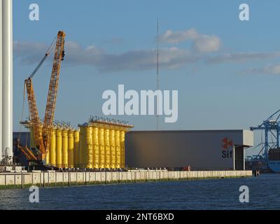 SIF-Fabrik, die Teile für Windparks auf See herstellt, die enorm groß sind. Die gelben Teile sind Fundamentteile der Windmühle. Maasvlakte 2, Hafen von Stockfoto