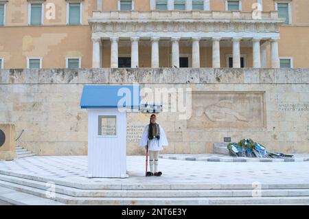 Wächter des Ehrenmanns (Evzones) vor dem Grab des unbekannten Soldaten in der Nähe des griechischen Parlaments, Syntagma-Platz. Stockfoto