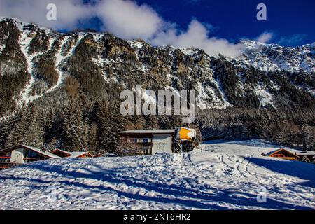 Schneekanone (Fan-Schneegenerator) – eine Maschine zur Schneeproduktion für Skipisten oder Skipisten in den Schweizer Alpen Stockfoto