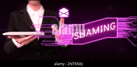 Textzeichen mit Schande. Geschäftsbeispiele, die jemanden durch öffentliche Entlarvung Schande, Demütigung oder Verachtung aussetzen Stockfoto