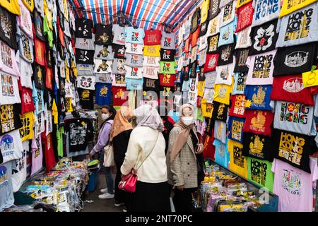 Hong Kong Kowloon und Hong Kong Island. Geschäftiges Einkaufen auf den Märkten. t-Shirts von Evey Style. Alle Bilder Neville Marriner Leica Q2 Stockfoto