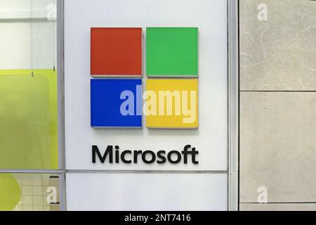 New York, NY - 26. August 2021: Microsoft Store-Fenster mit Logo in Midtown Manhattan Stockfoto