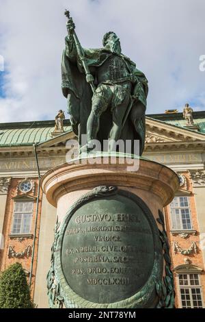 Bronzestatue von Gustavo Erici vor dem Riddarhuset oder dem Haus des Adels, Gamla Stan, Stockholm, Schweden. Stockfoto
