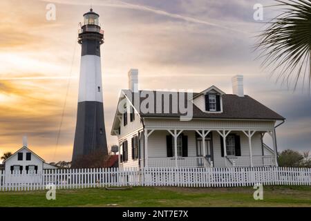 Sonnenuntergang über dem historischen Leuchtturm von Tybee Island von Tybee Island Georgia Stockfoto