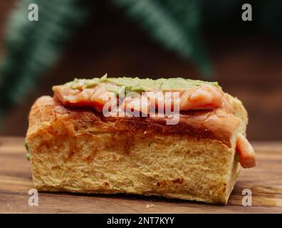 Lachs- und Guacamole-Tartare-Sandwich mit Brioche-Brot Stockfoto