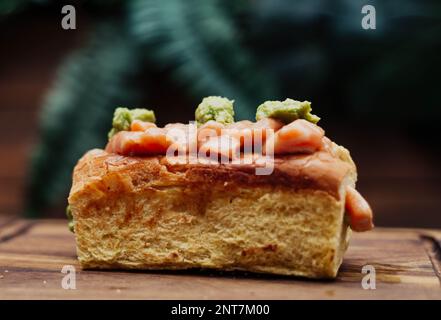 Lachs- und Guacamole-Tartare-Sandwich mit Brioche-Brot Stockfoto