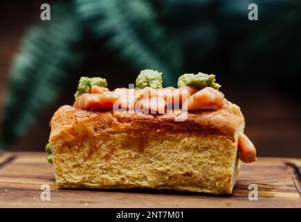 Lachs- und Guacamole-Tartare-Sandwich mit Brioche-Brot Stockfoto