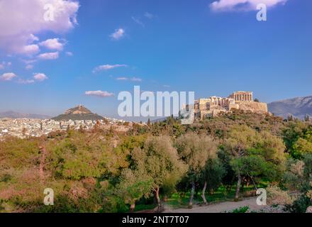 Blick auf Athen vom Pnyx, dem historischen Hügel in der Hauptstadt Griechenlands. Die Akropolis von Athen und der Berg Lycabettus dominieren das Bild. Stockfoto