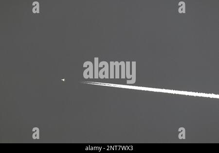 General Chuck Yeager durchbrach die Schallmauer am Edwards AFB in Kalifornien, während einer zeremoniellen Überführung in einer F-15 im Oktober 1996 Stockfoto