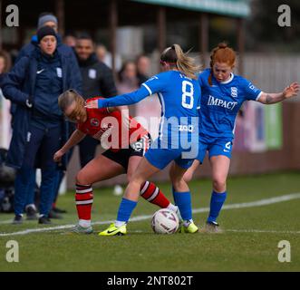 London, Großbritannien. 26. Februar 2023. London, England, Februar 26. 2023: Alex Hennessy (15 Charlton) und Jamie Finn (8 Birmingham) kämpfen um den Ball während des Fußballspiels Women's FA Cup zwischen Charlton Athletic und Birmingham City im Oakwood in London, England. (James Whitehead/SPP) Kredit: SPP Sport Press Photo. Alamy Live News Stockfoto