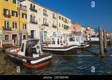 Festgemachte Boote und alte Paläste und Wohngebäude im Renaissance-Stil entlang der Promenade Fondamenta delle Zattere, Venedig, Italien. Stockfoto