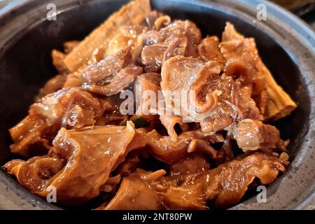 Chinesische Küche - Rindfleischeintopf in einem heißen Topf. Horizontale Draufsicht Stockfoto