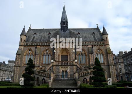 DUNDEE, SCHOTTLAND - 26. FEBRUAR 2023: Blick auf die McManus Galleries, Kunstgalerie und Museum, eröffnet als Albert Institute im Jahr 1867. Stockfoto