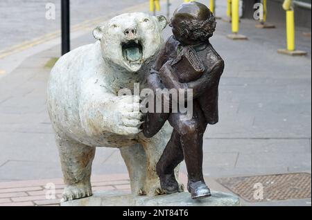 DUNDEE, SCHOTTLAND - 26. FEBRUAR 2023: Eine Statue in der High Street von David Annand erinnert an die Flucht eines Eisbären in der Stadt im Jahr 1878 Stockfoto