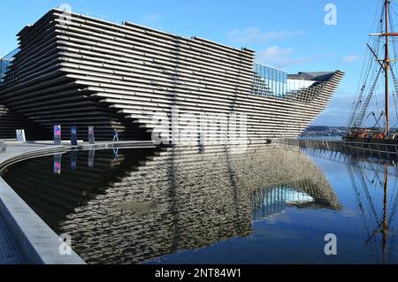 DUNDEE, SCHOTTLAND - 26. FEBRUAR 2023: Das V&A Dundee wurde vom japanischen Architekten Kengo Kuma entworfen und ist Schottlands erstes Designmuseum Stockfoto