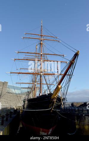 DUNDEE, SCHOTTLAND - 26. FEBRUAR 2023: RRS Discovery, Captain Scotts Schiff, mit dem er 1901 in Dundee zur Antarktis segelte, wo es gebaut wurde Stockfoto