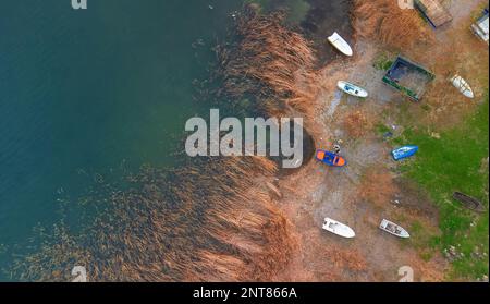 Luftaufnahme auf See und Schilf. Sapanca-See in der Türkei. Der Wasserstand des Sees nahm aufgrund der Dürre ab. Mit selektivem Fokus. Einschließlich Lärm und Körnung Stockfoto