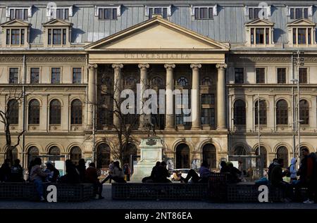 Bukarest, Rumänien - 21. Februar 2023: Das Gebäude der 1864 gegründeten Universität Bukarest, erbaut zwischen 1857-1869 nach den Plänen von Stockfoto