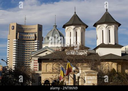 Bukarest, Rumänien - 21. Februar 2023: Orthodoxe Kirche Coltea, 1702 eingeweiht, historisches Denkmal und eines der ältesten Gebäude in Bukarest. Stockfoto