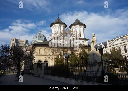 Bukarest, Rumänien - 21. Februar 2023: Orthodoxe Kirche Coltea, 1702 eingeweiht, historisches Denkmal und eines der ältesten Gebäude in Bukarest. Stockfoto