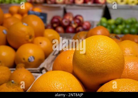 Orangen und anderes Obst und Gemüse werden im Grand Central Terminal Food Hall, New York City, 2023, USA verkauft Stockfoto