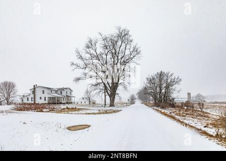Schneefall auf einer Landstraße durch Amish-Farmen in Zentral-Michigan, USA [Keine Immobilienfreigabe; nur redaktionelle Lizenzierung] Stockfoto