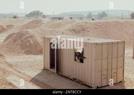 Israel. 26. Februar 2023. USA Marines mit 2. Assault Amphibian Battalion, 2. Marine Division, nehmen an einem Urban Operations Training Range während Intrepid Maven 23,2 in Israel im Februar Teil. 26, 2023. Intrepid Maven ist eine bilaterale Übung zwischen USMARCENT und der IDF, die darauf abzielt, die Interoperabilität zu verbessern und die Beziehungen zwischen Partnern und Nation in den USA zu stärken Einsatzgebiet des Zentralkommandos und Verbesserung der Einsatzbereitschaft der einzelnen und bilateralen Einheiten. Kredit: USA Marines/ZUMA Press Wire Service/ZUMAPRESS.com/Alamy Live News Stockfoto