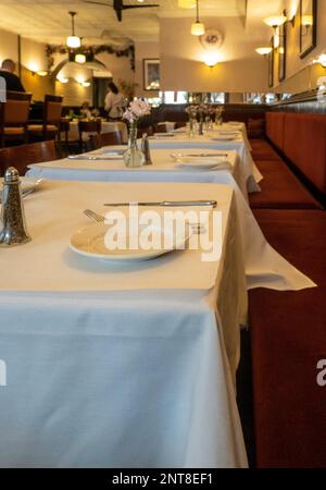 Inneneinrichtung des Bistro Les Amis Restaurant in SoHo, NYC, USA, 2023 Stockfoto