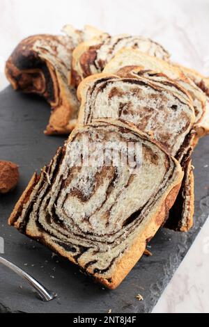 Schokoladen-Babka auf Steinteller Stockfoto