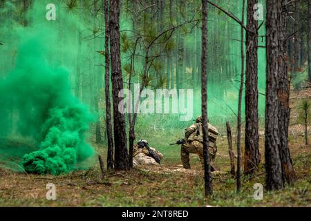 Fort Polk, Louisiana, USA. 22. Februar 2023. Ingenieure vom 11. Bergbataillon der Vereinigten Arabischen Emirate, USA Army 2. Brigade Combat Team, 10. Mountain Division und die 3. Security Force Assistance Brigade brechen während einer Feuerübung ein Hindernis während der Teilnahme an Joint Readiness Training Center Rotation 23-04, Februar. 22, 2023. Soldaten aus den Vereinigten Arabischen Emiraten vom 11. Bergregion nehmen an der Ausbildung Teil, zusammen mit den USA Soldaten der 2. Brigaden-Kampfeinheit, der 10. Bergdivision und der 3. Sicherheitseinsatzbrigade. Stockfoto