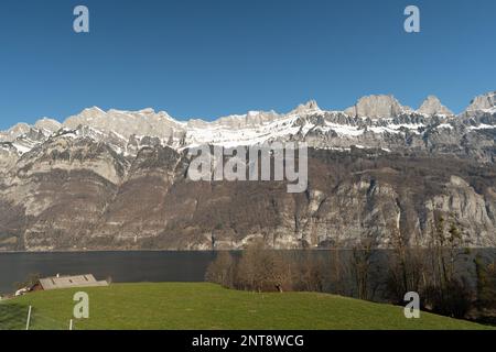 Unterterzen, Kanton Saint Gallen, Schweiz, 10. Februar 2023 unglaubliche Aussicht auf das Alpsteingebirge und den Walensee Stockfoto