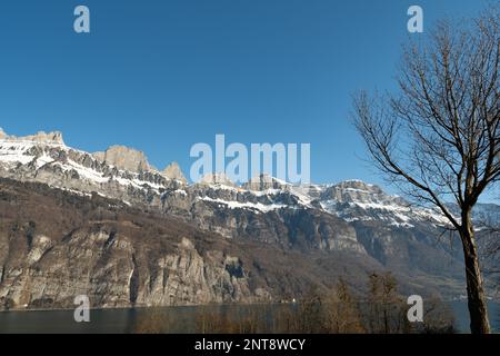 Unterterzen, Kanton Saint Gallen, Schweiz, 10. Februar 2023 unglaubliche Aussicht auf das Alpsteingebirge und den Walensee Stockfoto