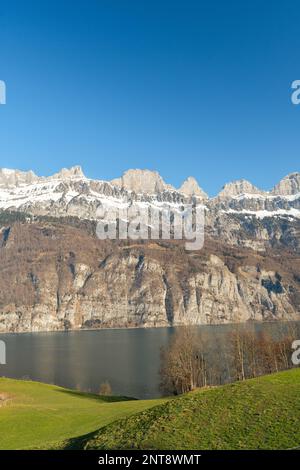 Unterterzen, Kanton Saint Gallen, Schweiz, 10. Februar 2023 unglaubliche Aussicht auf das Alpsteingebirge und den Walensee Stockfoto