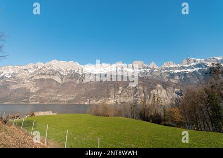 Unterterzen, Kanton Saint Gallen, Schweiz, 10. Februar 2023 unglaubliche Aussicht auf das Alpsteingebirge und den Walensee Stockfoto