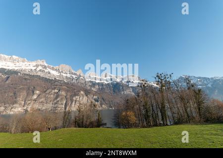 Unterterzen, Kanton Saint Gallen, Schweiz, 10. Februar 2023 unglaubliche Aussicht auf das Alpsteingebirge und den Walensee Stockfoto