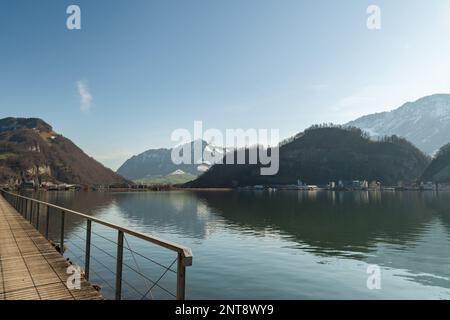 Stansstad, Kanton Nidwalden, Schweiz, 10. Februar 2023 faszinierender Blick über den Luzerner See an einem sonnigen Tag Stockfoto