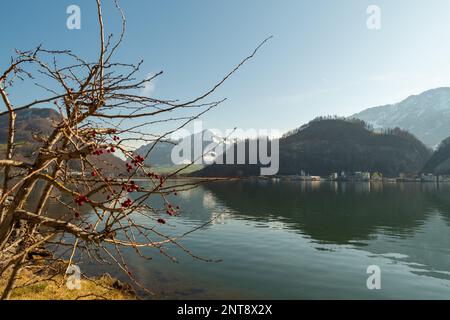 Stansstad, Kanton Nidwalden, Schweiz, 10. Februar 2023 faszinierender Blick über den Luzerner See an einem sonnigen Tag Stockfoto