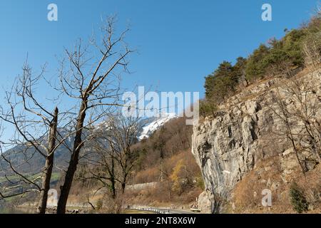 Alpnach, Kanton Obwalden, Schweiz, 10. Februar 2023 Uferpromenade am Luzerner See in einer alpinen Landschaft Stockfoto