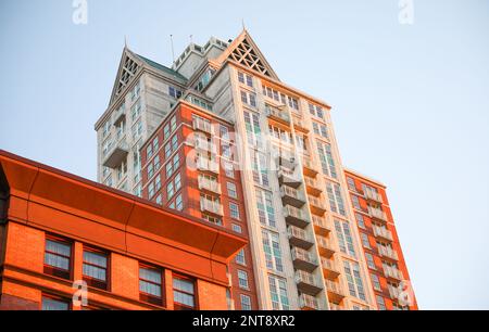 Backsteingebäude in der Stadt am Morgen, die das Stadtzentrum und das Industriezeitalter zeigen Stockfoto