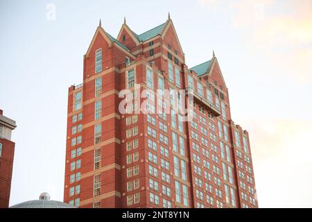 Backsteingebäude in der Stadt am Morgen, die das Stadtzentrum und das Industriezeitalter zeigen Stockfoto