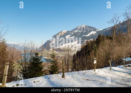 Lungern, Kanton Obwalden, Schweiz, 10. Februar 2023 unglaubliche wunderschöne Aussicht auf den Lungerersee in einer alpinen Landschaft Stockfoto