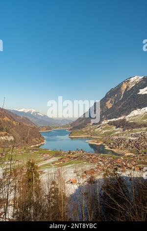 Lungern, Kanton Obwalden, Schweiz, 10. Februar 2023 unglaubliche wunderschöne Aussicht auf den Lungerersee in einer alpinen Landschaft Stockfoto