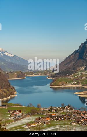 Lungern, Kanton Obwalden, Schweiz, 10. Februar 2023 unglaubliche wunderschöne Aussicht auf den Lungerersee in einer alpinen Landschaft Stockfoto