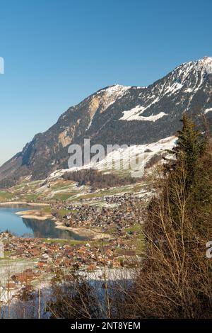 Lungern, Kanton Obwalden, Schweiz, 10. Februar 2023 unglaubliche wunderschöne Aussicht auf den Lungerersee in einer alpinen Landschaft Stockfoto