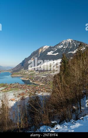 Lungern, Kanton Obwalden, Schweiz, 10. Februar 2023 unglaubliche wunderschöne Aussicht auf den Lungerersee in einer alpinen Landschaft Stockfoto