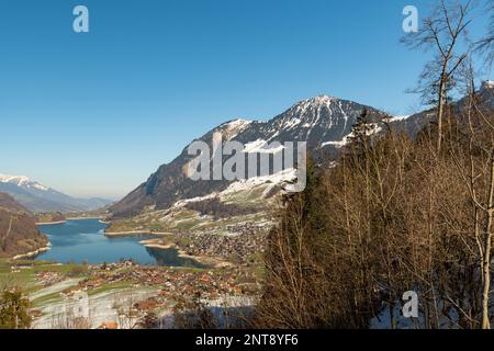 Lungern, Kanton Obwalden, Schweiz, 10. Februar 2023 unglaubliche wunderschöne Aussicht auf den Lungerersee in einer alpinen Landschaft Stockfoto