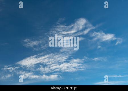 Einsiedeln Gegend, Kanton Schwyz, Schweiz, 20. Februar 2023 interessante Wolkenformen am Himmel an einem sonnigen Tag Stockfoto