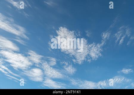 Einsiedeln Gegend, Kanton Schwyz, Schweiz, 20. Februar 2023 interessante Wolkenformen am Himmel an einem sonnigen Tag Stockfoto